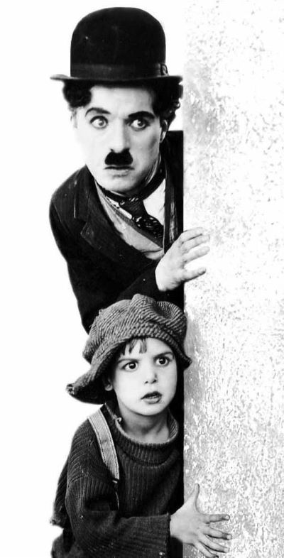 Charlie Chaplin și Jackie Coogan în The Kid