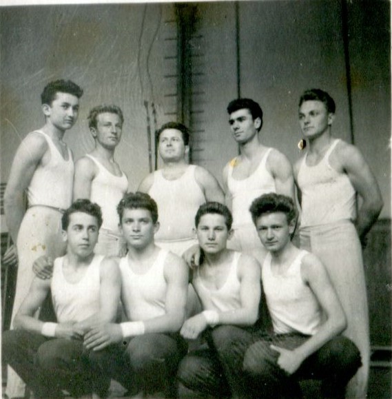 Echipa masculină de gimnastică a clubului U.V.A. din Arad, 1959. Arhiva personală