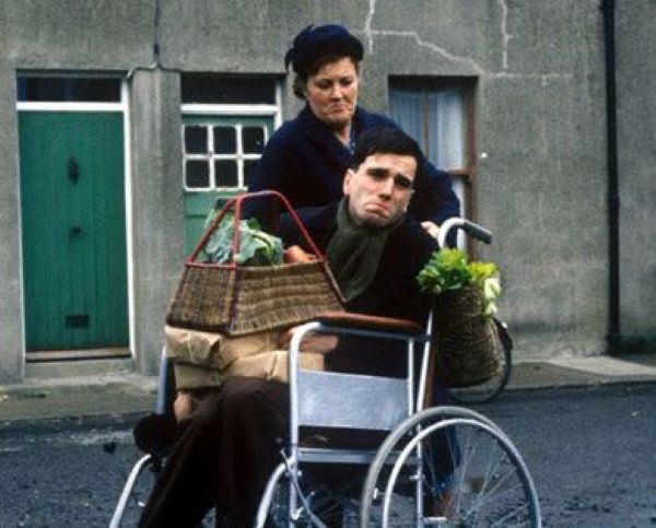 Daniel Day-Lewis și Brenda Fricker în Piciorul meu stâng