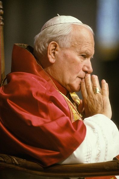 Papa Ioan Paul al II-lea: „Fiecare trăieşte, mai presus de orice, pentru iubire.”